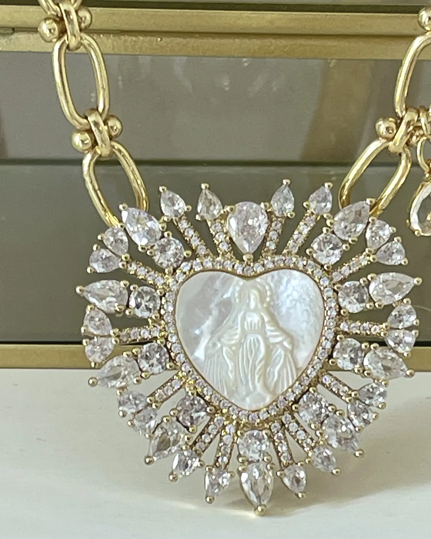 Collar maxi eslabones Corazón Virgen Nácar Gold 2