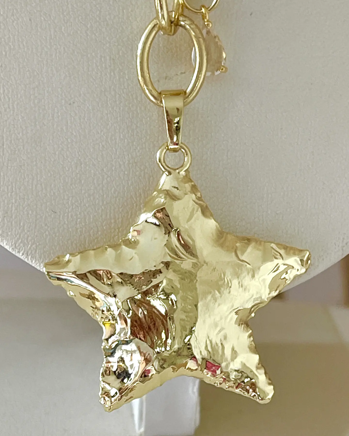 Collar XL Estrella Martillada Conector Corazón  Gold 10