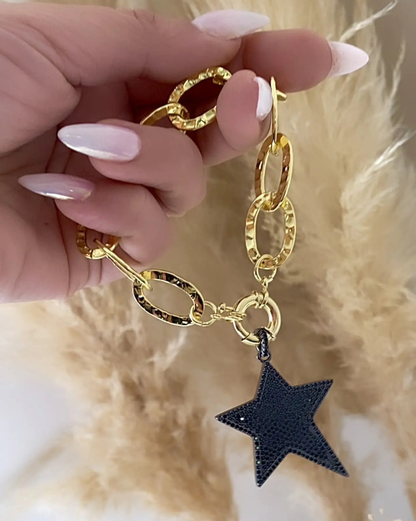 Pulsera Maxi Estrella Black Eslabones Martillados Gold 3