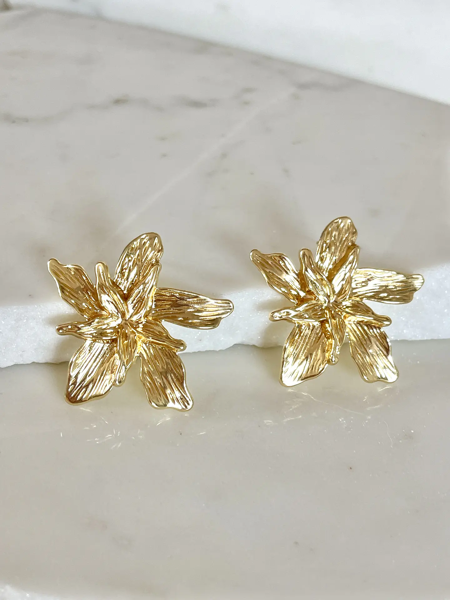 Aros Magnolia medianos Gold 3