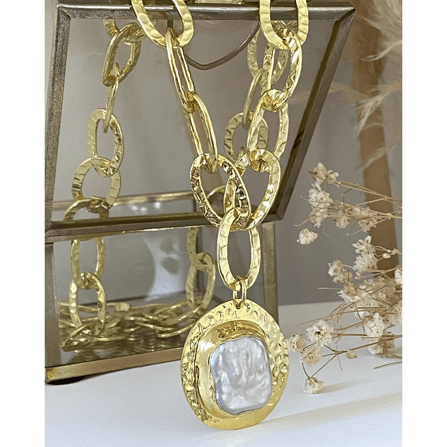 Collar Maxi medallón Nácar Maxi Eslabones Martillados gold