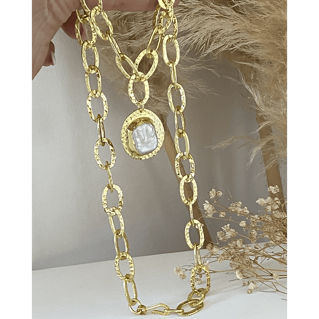 Collar Maxi medallón Nácar Maxi Eslabones Martillados gold