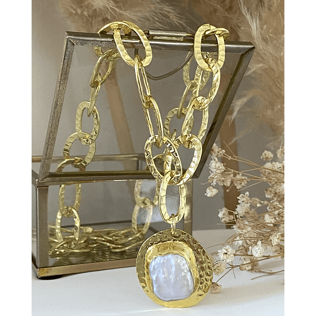 Collar Maxi medallón Nácar Maxi Eslabones Martillados gold