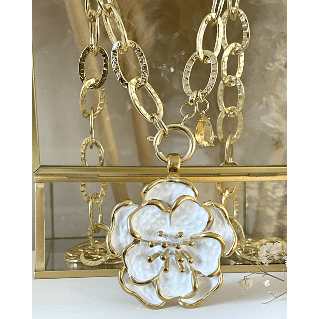 Collar XL Maxi Camelia White Esmaltada Gold 