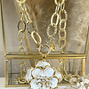 Collar XL Maxi Camelia White Esmaltada Gold 
