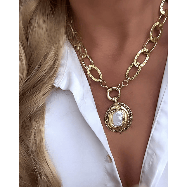 Collar Maxi medallón Nácar Maxi Eslabones Martillados gold
