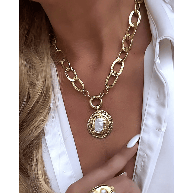 Collar Maxi medallón Nácar Maxi Eslabones Martillados gold