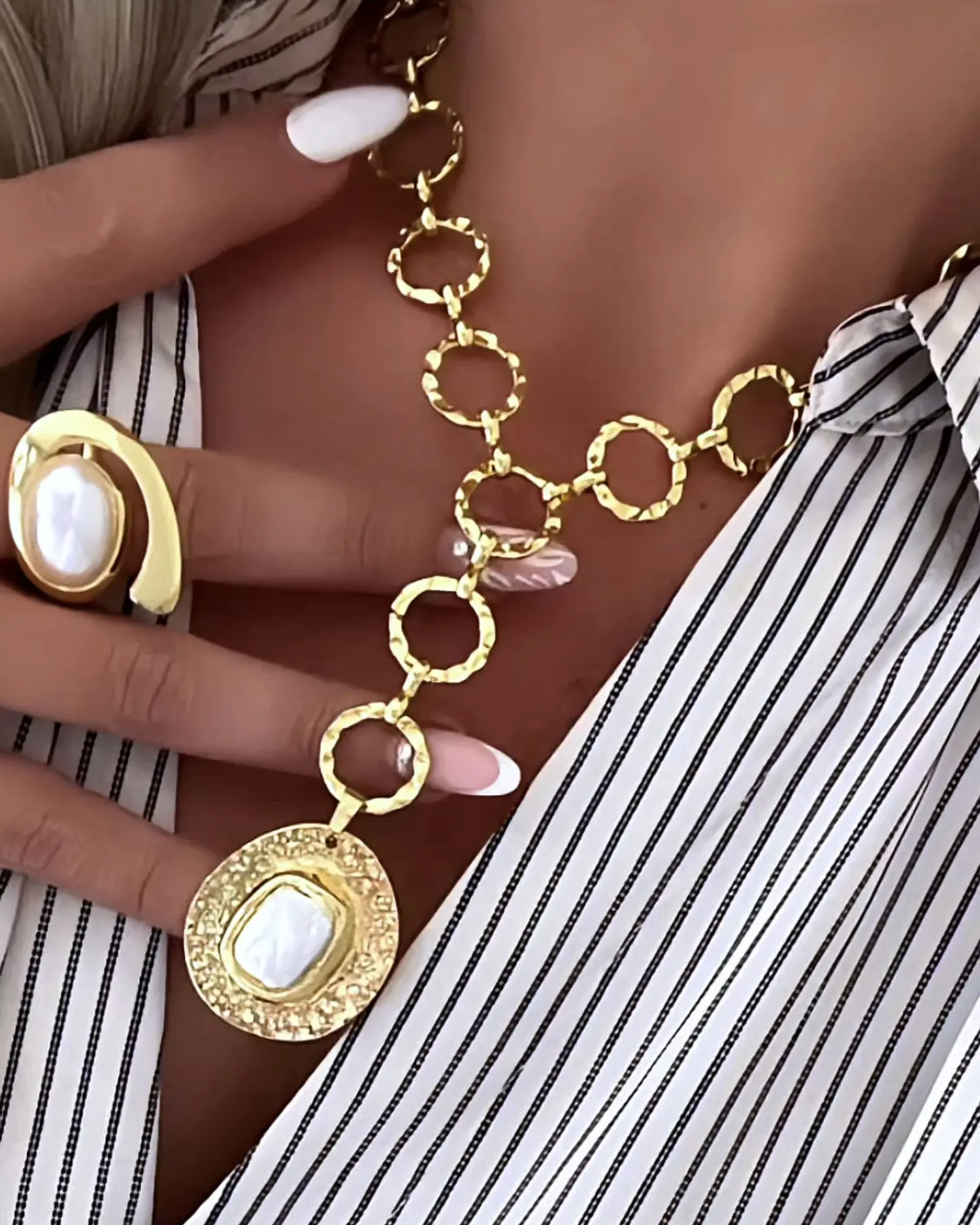 Collar Lariat Medallón Nácar eslabones redondos martillados gold 4