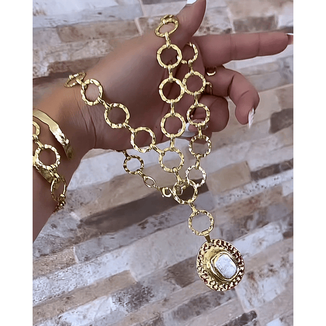 Collar Lariat Medallón Nácar eslabones redondos martillados gold