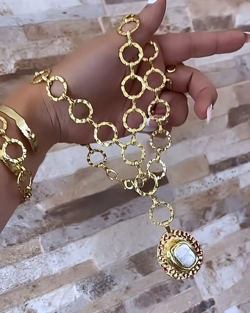 Collar Lariat Medallón Nácar eslabones redondos martillados gold 2