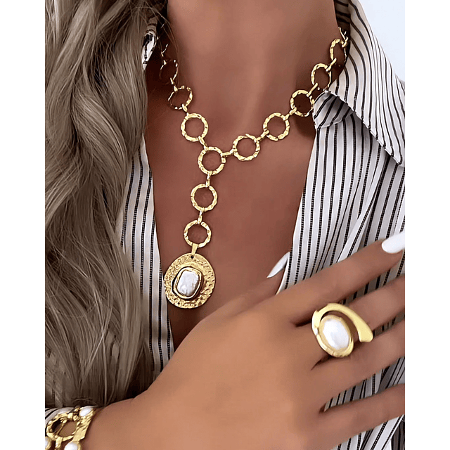 Collar Lariat Medallón Nácar eslabones redondos martillados gold