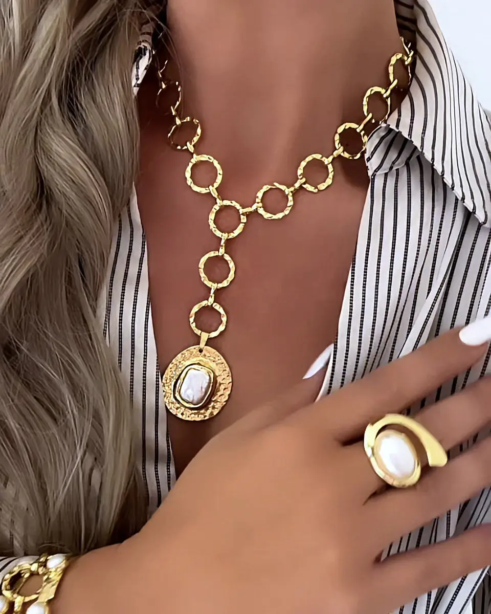 Collar Lariat Medallón Nácar eslabones redondos martillados gold 5