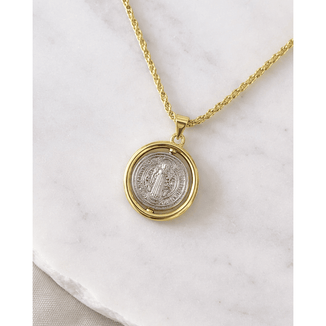 Collar Medalla Pequeña San Benito Silver &Gold