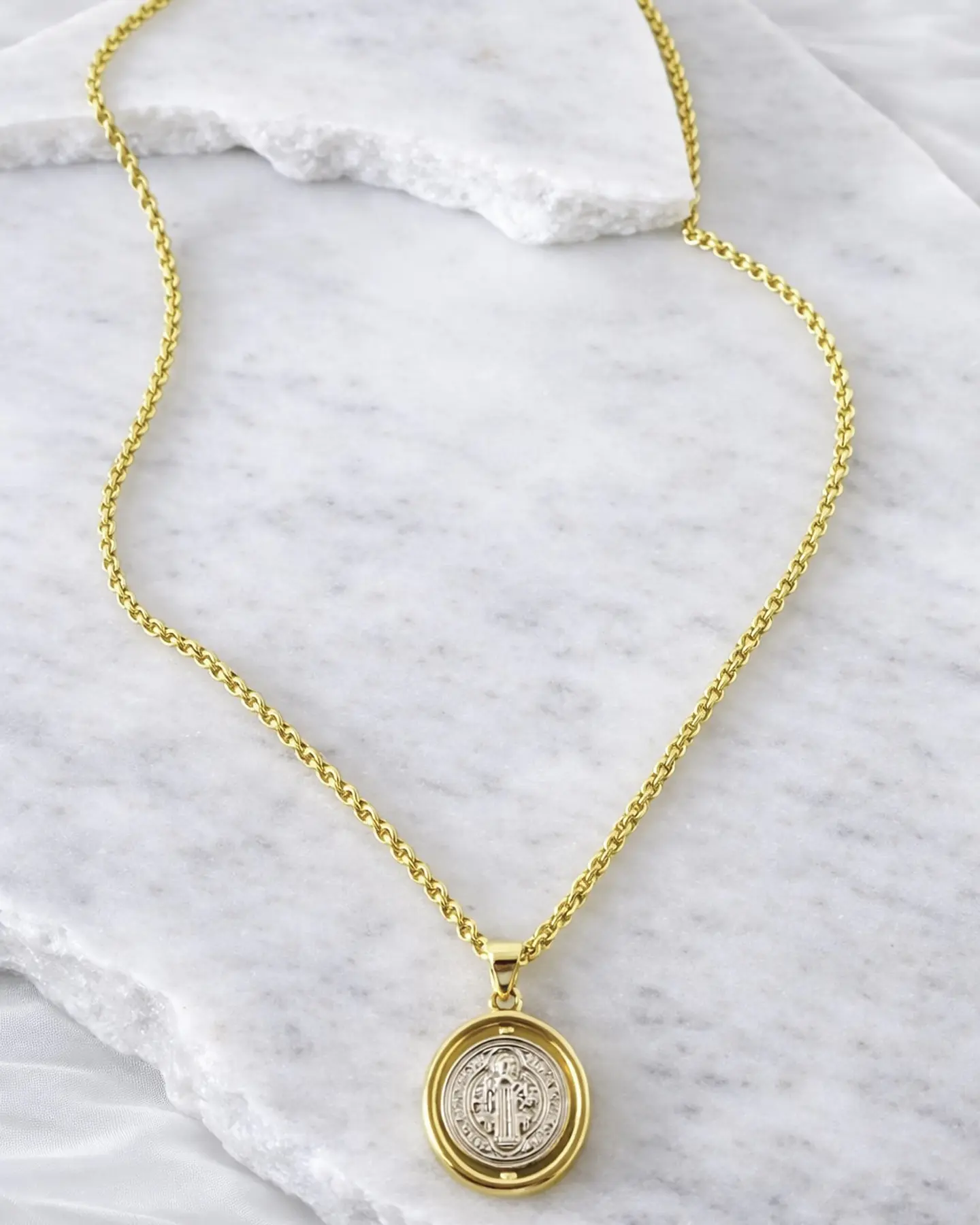 Collar Medalla Pequeña San Benito Silver &Gold 1