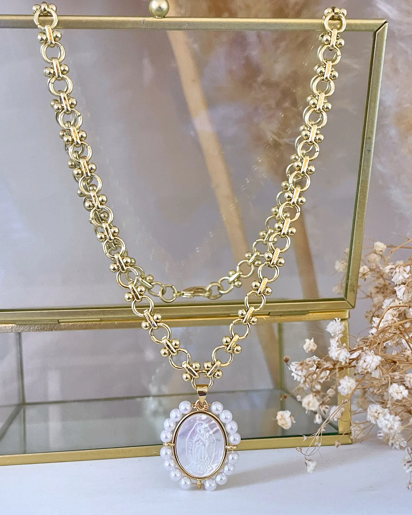 Collar Medalla Virgen Perlas de Rio Circones Gold  2