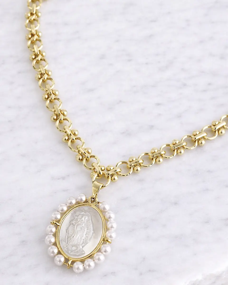Collar Medalla Virgen Perlas de Rio Circones Gold  3