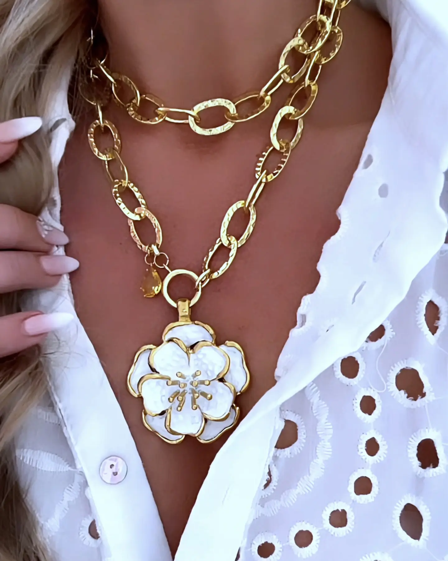 Collar XL Maxi Camelia White Esmaltada Gold  1