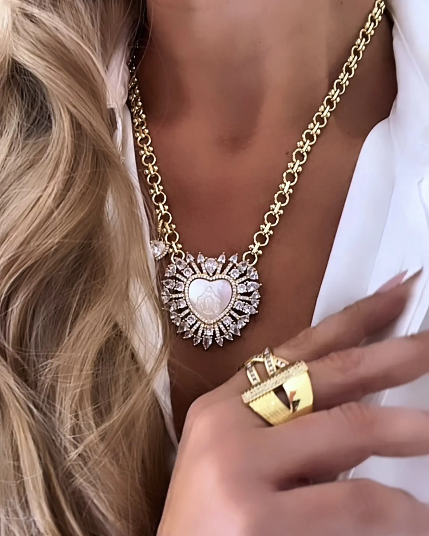 Collar maxi Corazón Virgen Nácar cristales gold 5