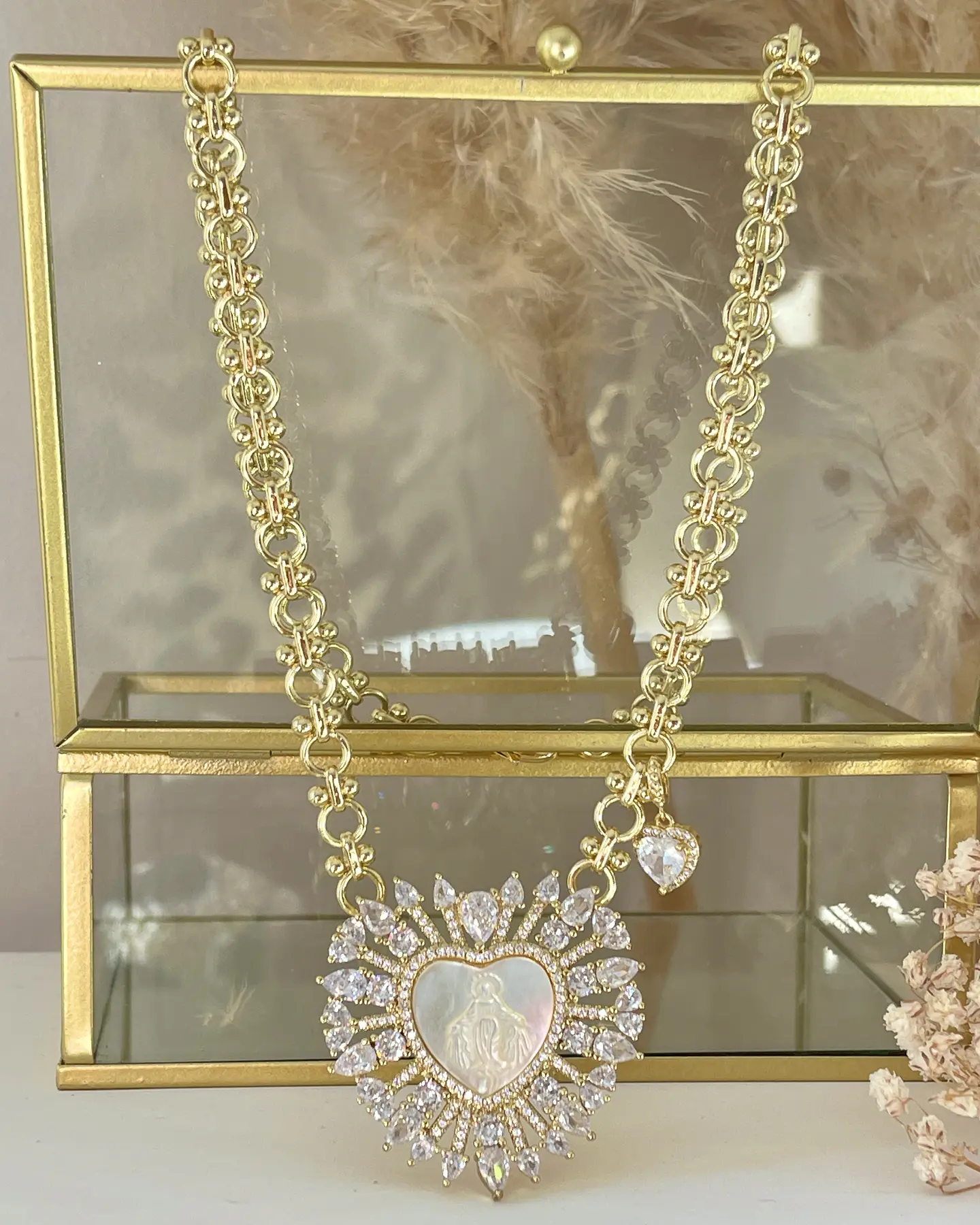 Collar maxi Corazón Virgen Nácar cristales gold 2