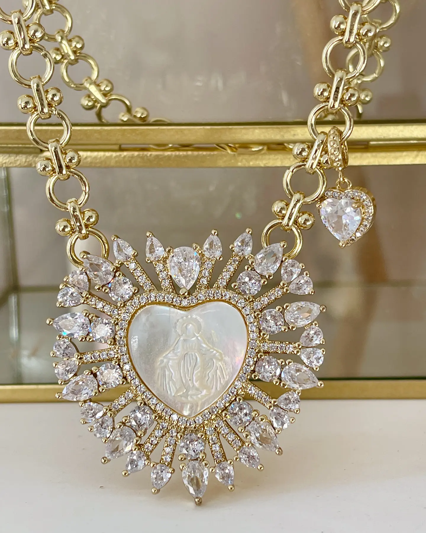 Collar maxi Corazón Virgen Nácar cristales gold 4