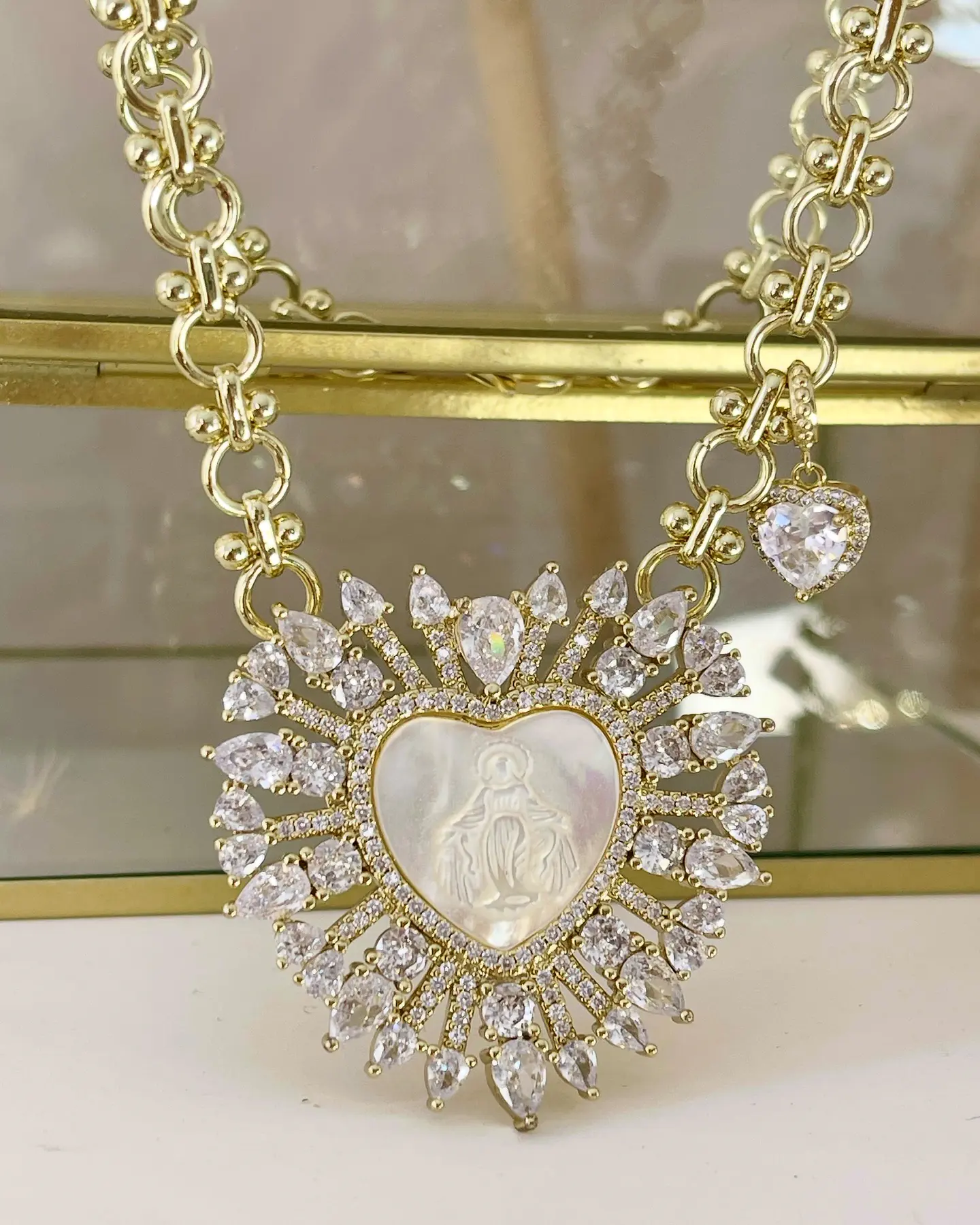 Collar maxi Corazón Virgen Nácar cristales gold 7