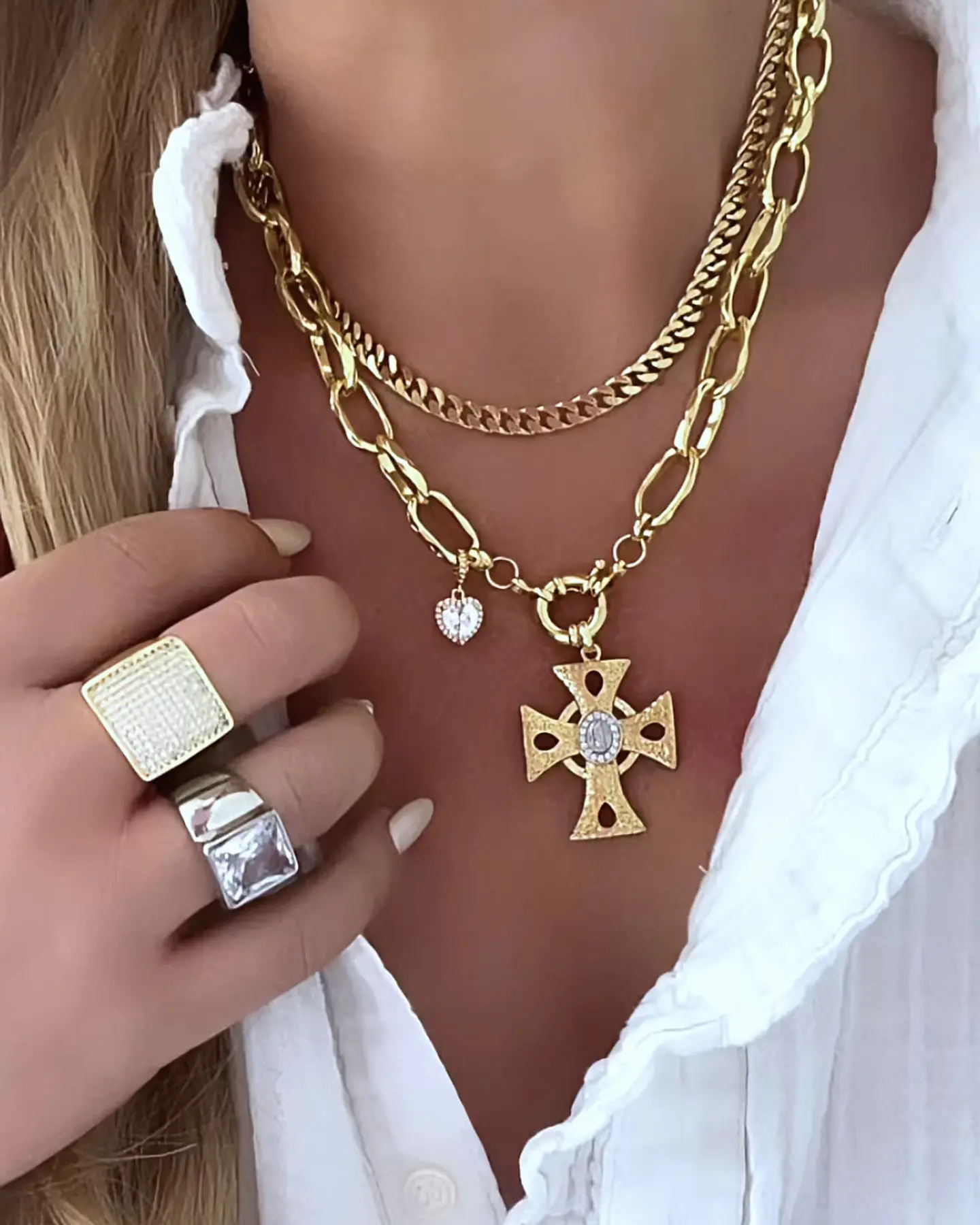 Collar Cruz con Maxi eslabones punto de luz gold 3