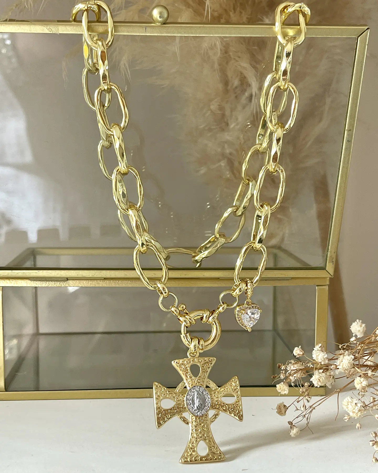 Collar Cruz con Maxi eslabones punto de luz gold 2