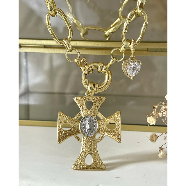 Collar Cruz con Maxi eslabones punto de luz gold