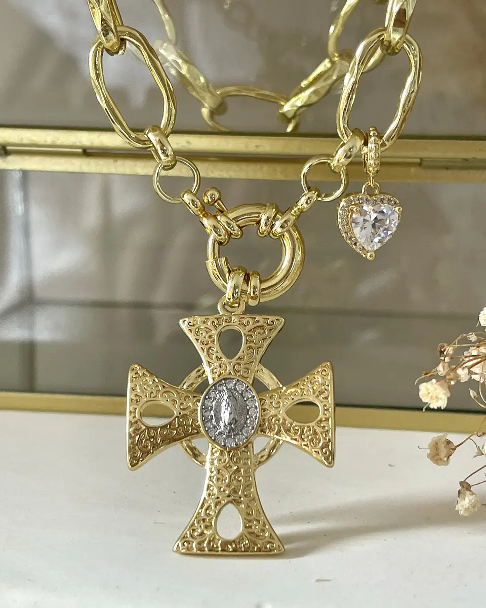 Collar Cruz con Maxi eslabones punto de luz gold 4