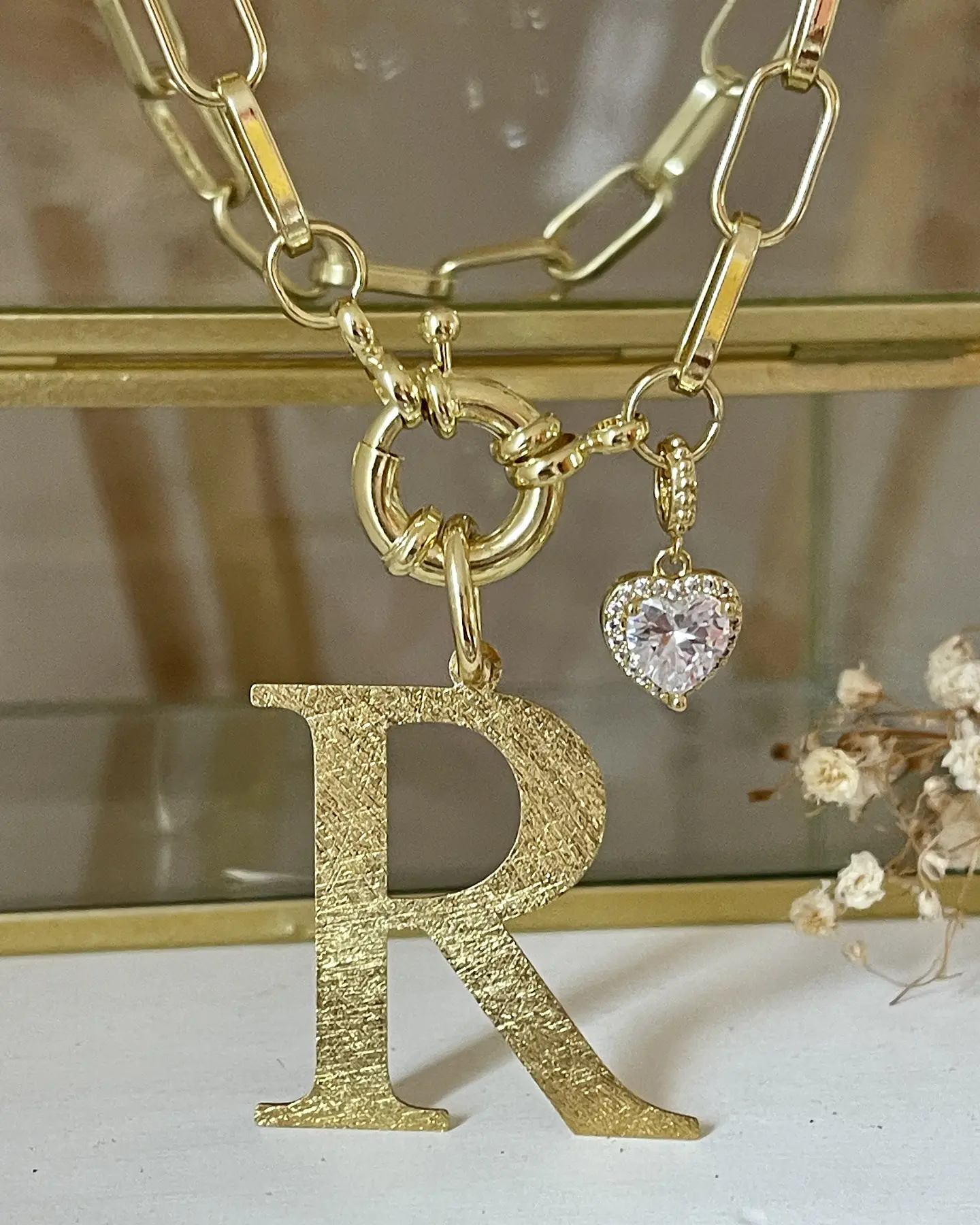 Collar Inicial R con punto de luz Gold 4