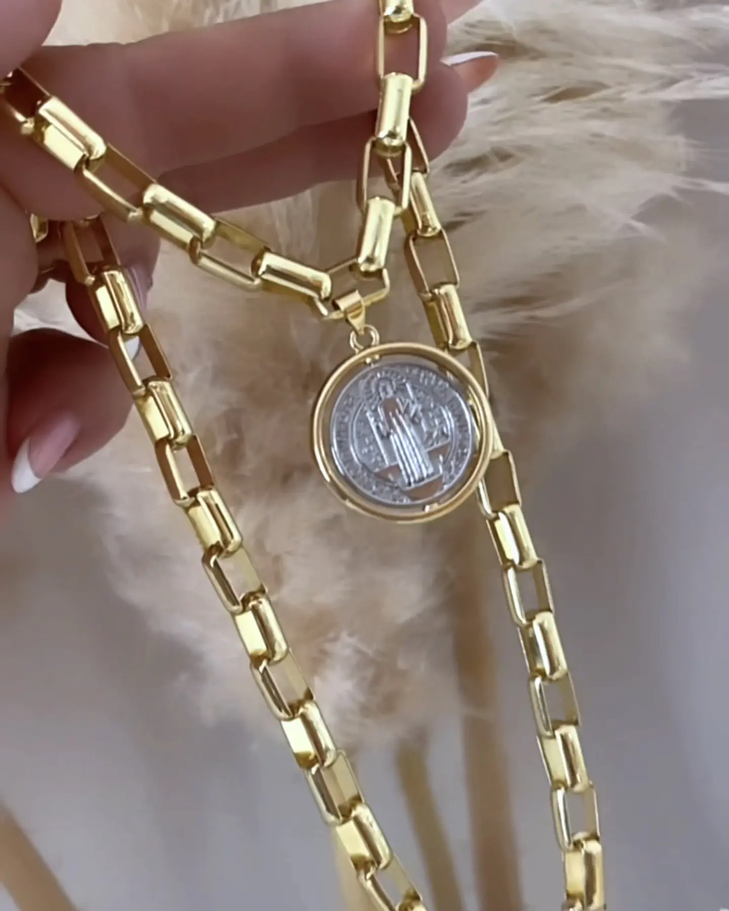 Collar Medalla San Benito Reversible Eslabones Gold 4
