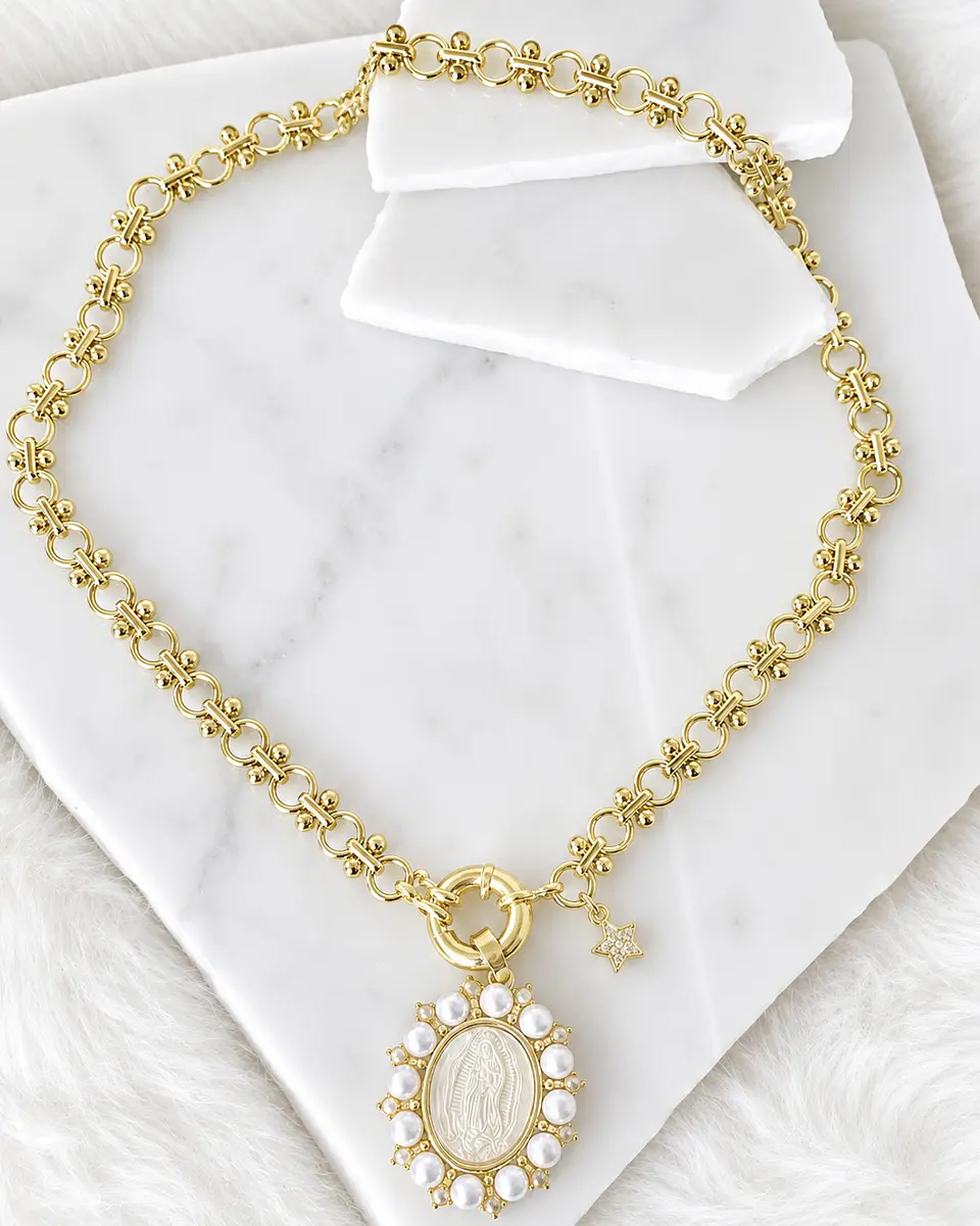 Collar Medalla Virgen Perlas de Rio Circones Gold 4
