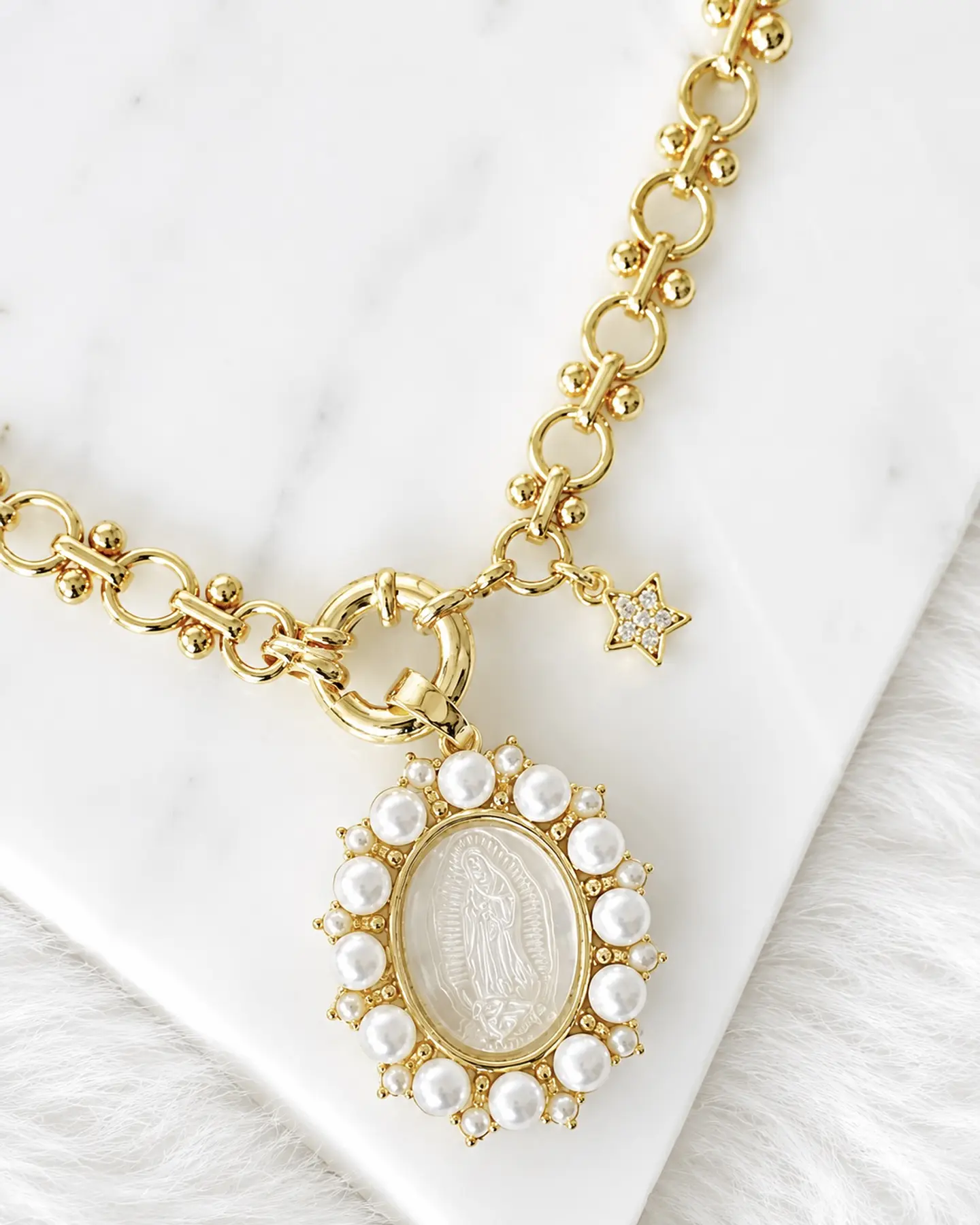 Collar Medalla Virgen Perlas de Rio Circones Gold 5