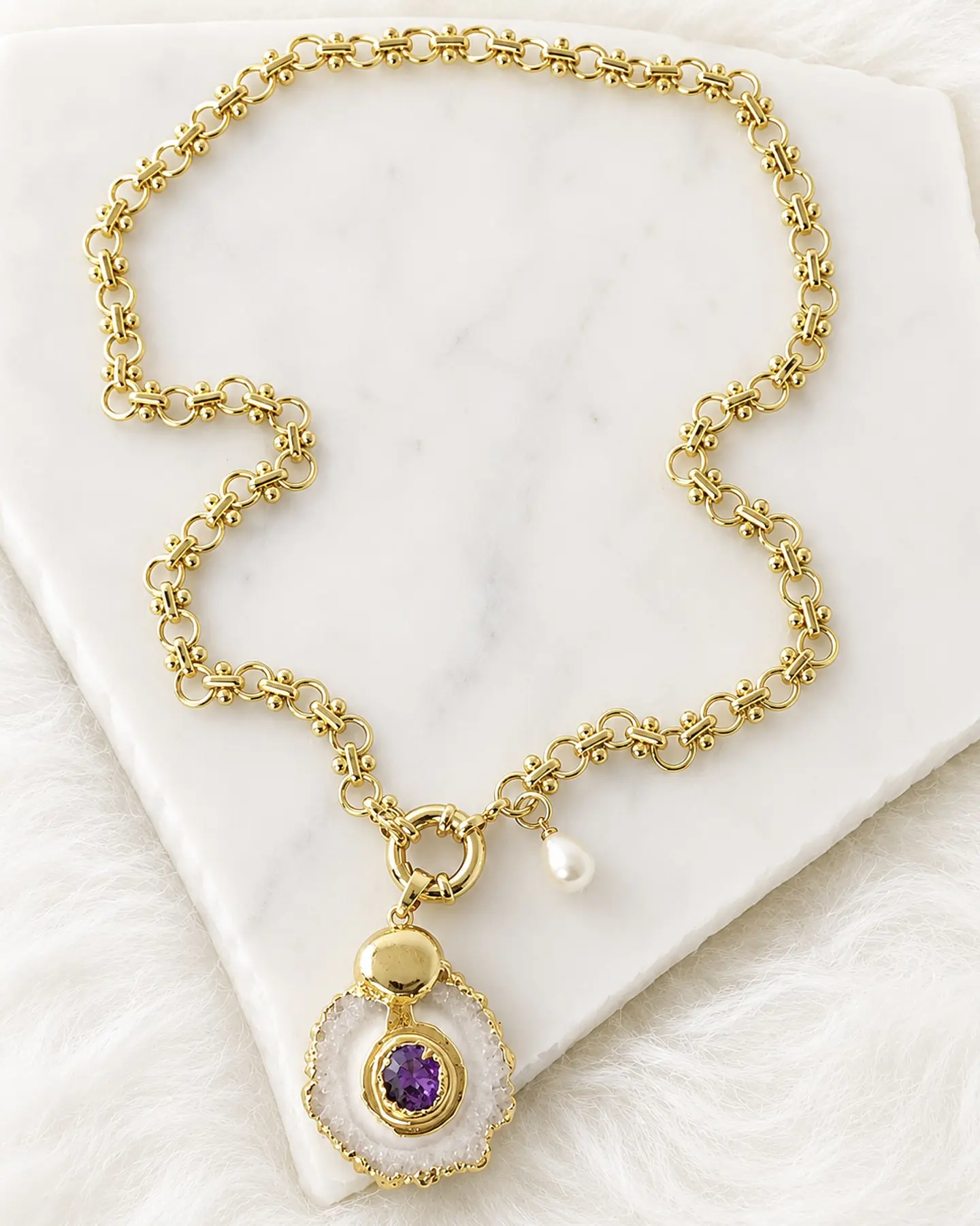Collar Medallón Cuarzo con  Drusa de Amatista Gold 3
