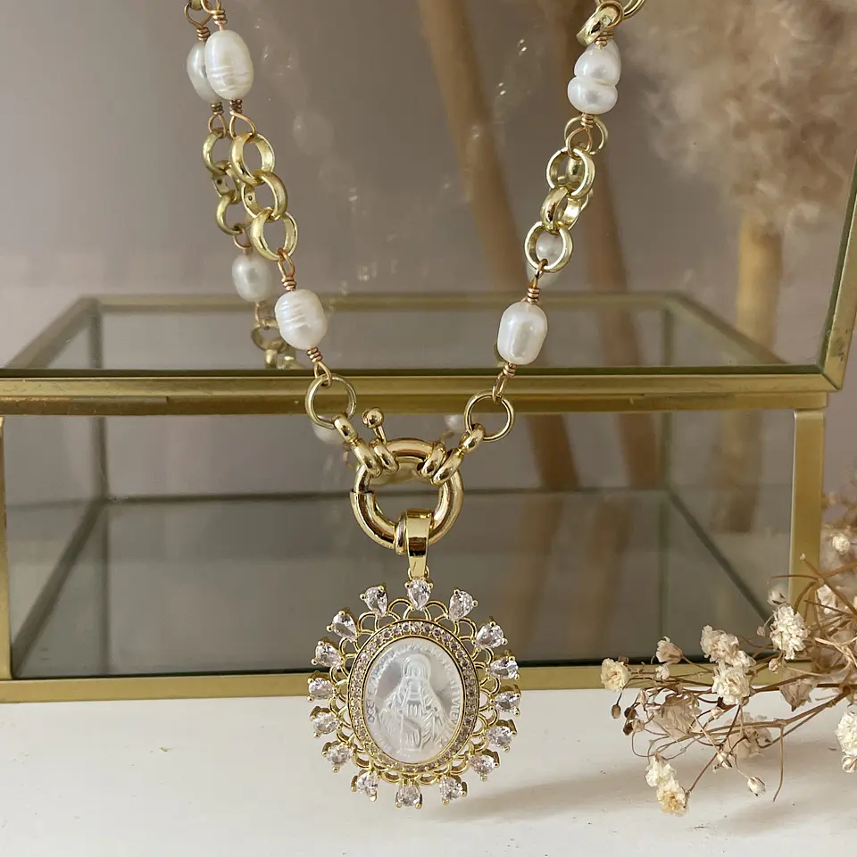 Collar Maxi Medalla Virgen Nácar Cristales Gold  4