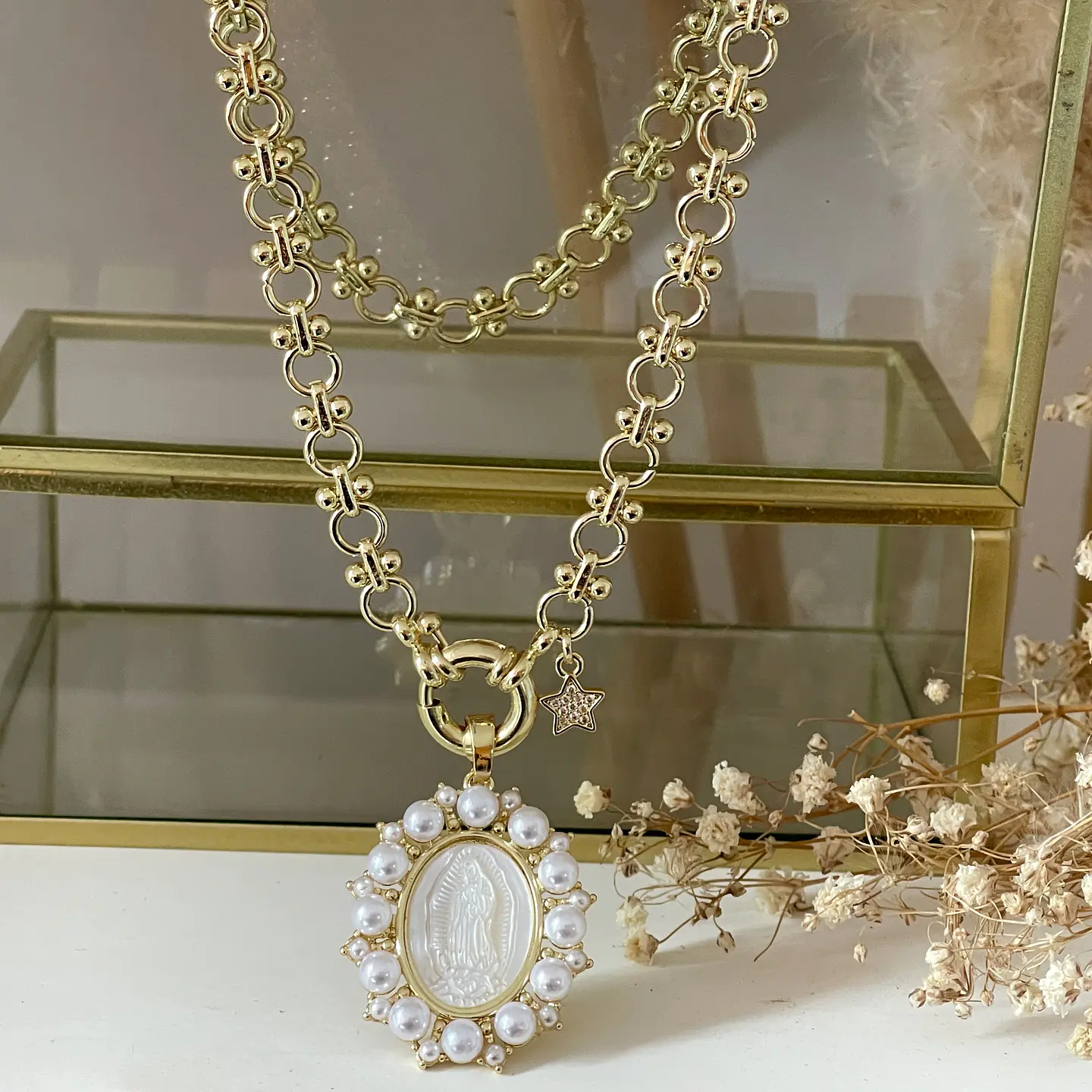Collar Medalla Virgen Perlas de Rio Circones Gold 1