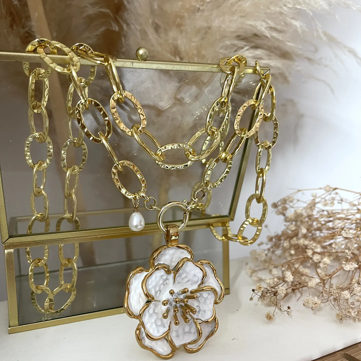 Collar XL Maxi Camelia White Esmaltada Gold 2