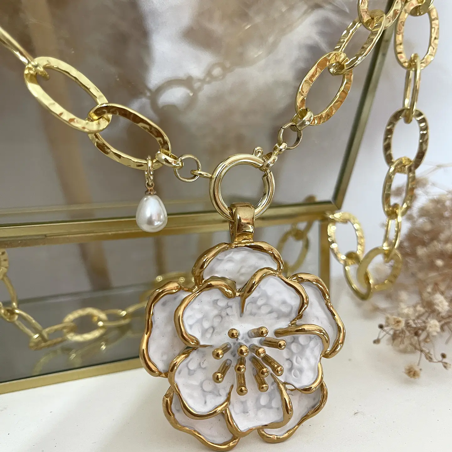 Collar XL Maxi Camelia White Esmaltada Gold 3