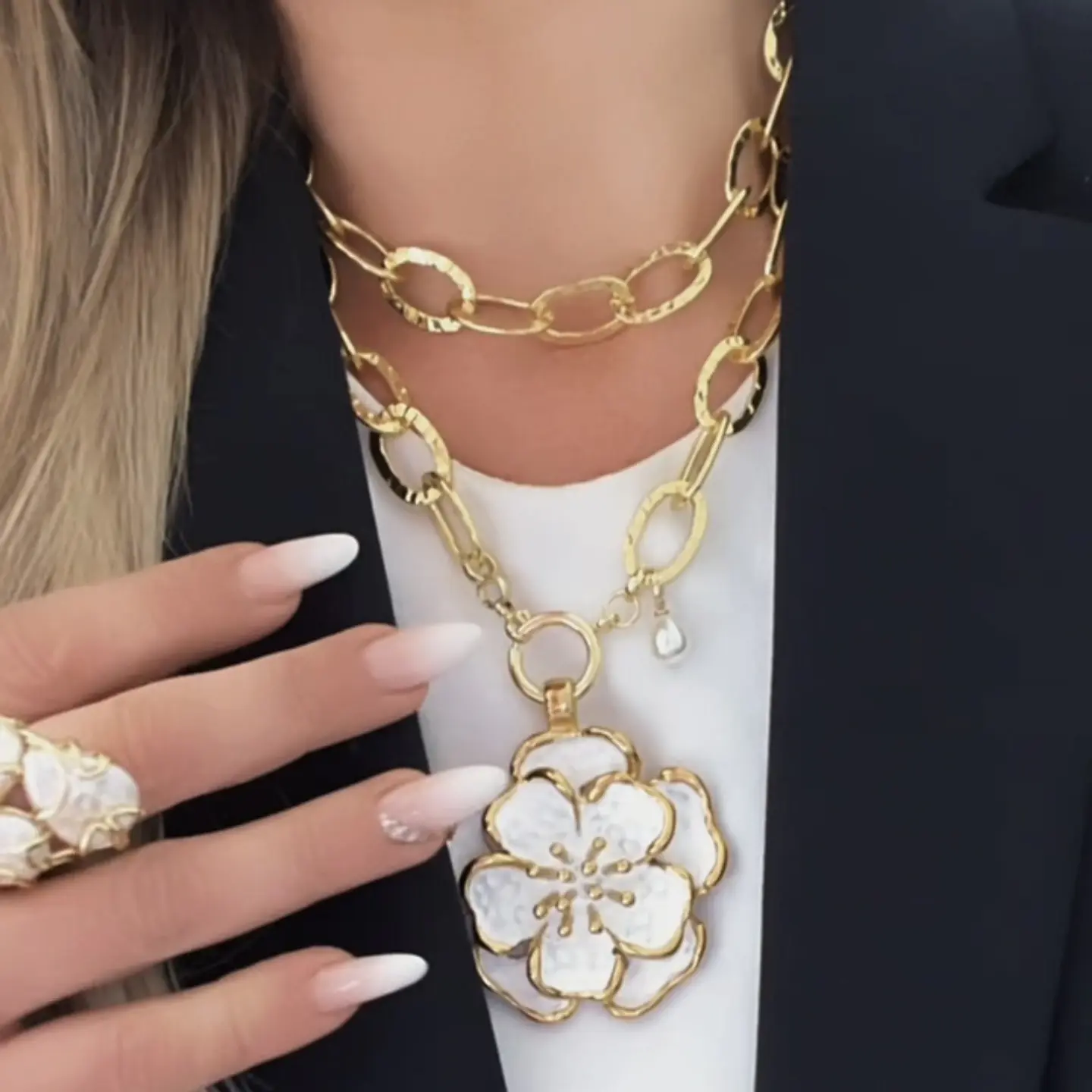 Collar XL Maxi Camelia White Esmaltada Gold 4