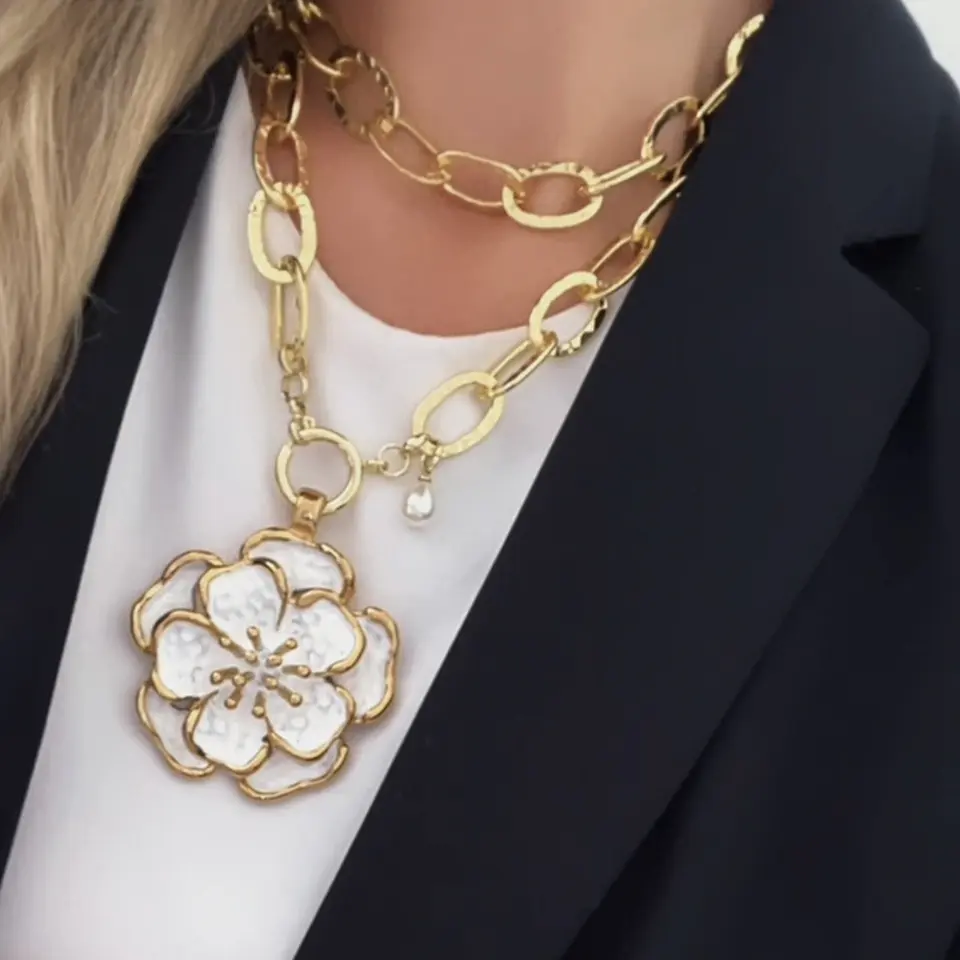 Collar XL Maxi Camelia White Esmaltada Gold 6