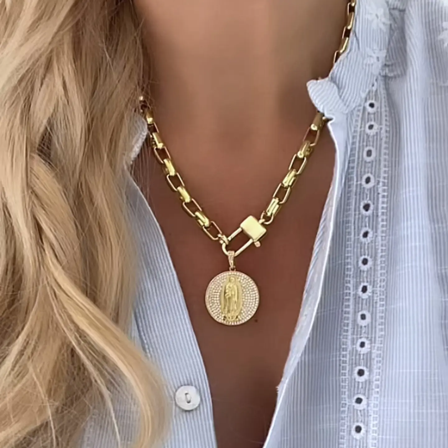 Collar Medalla Circones Virgen eslabones rectangulares gold 1