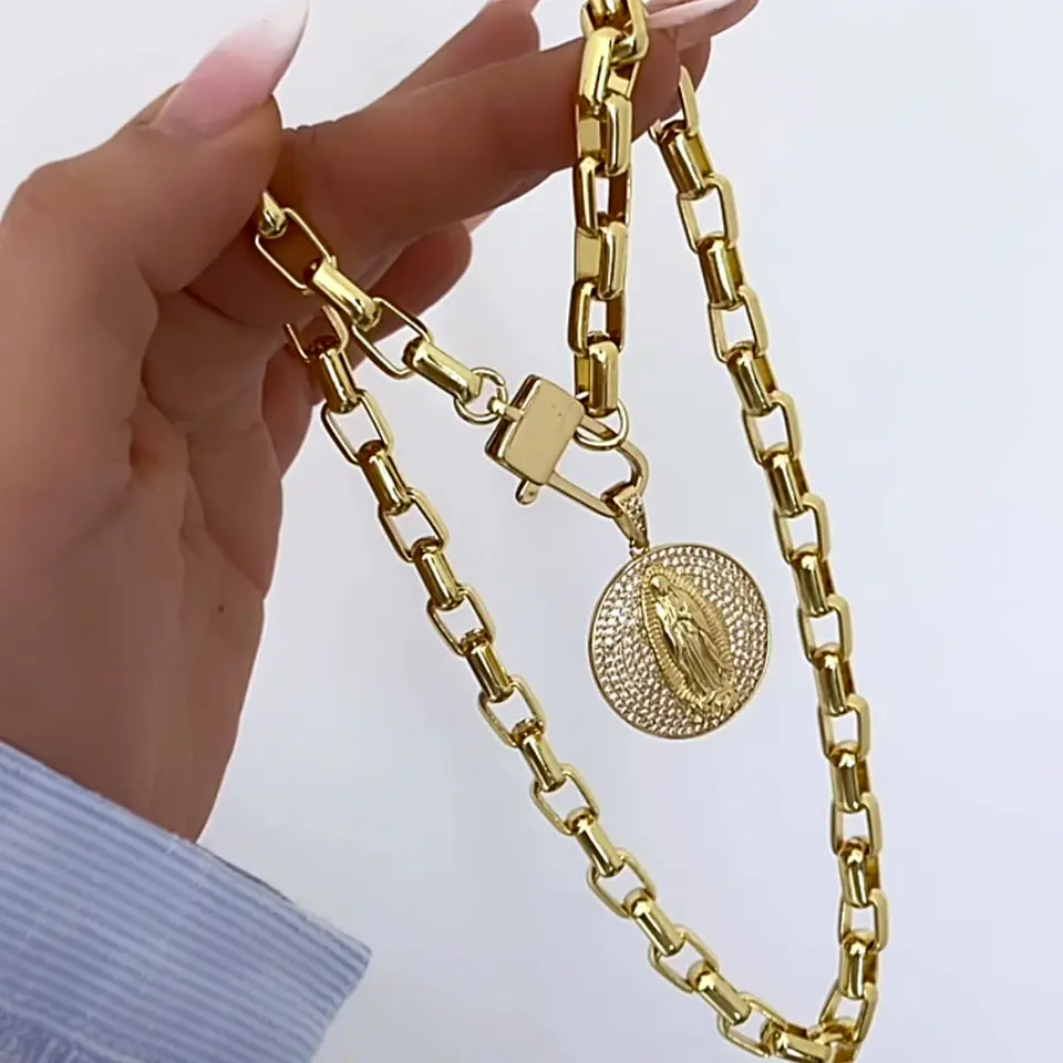 Collar Medalla Circones Virgen eslabones rectangulares gold 2