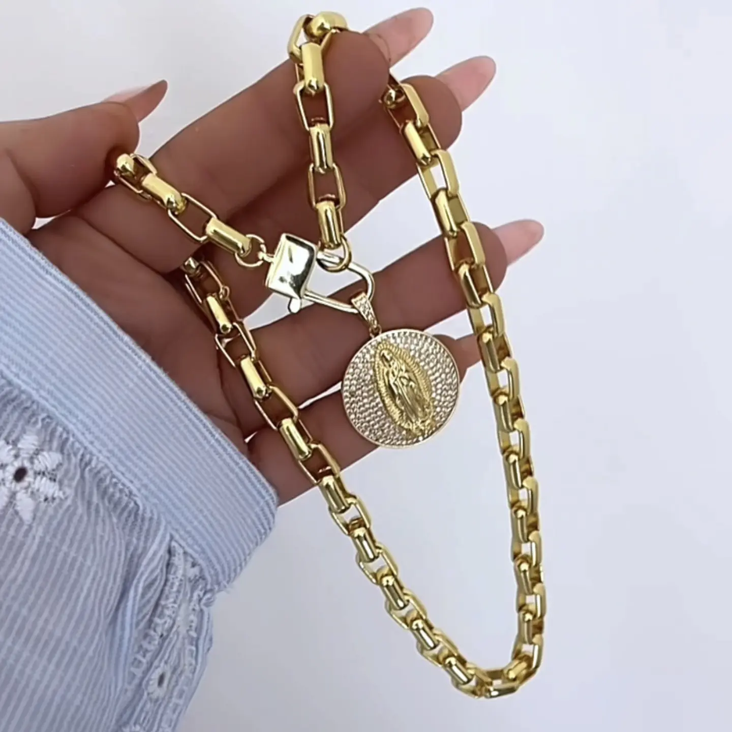 Collar Medalla Circones Virgen eslabones rectangulares gold 4