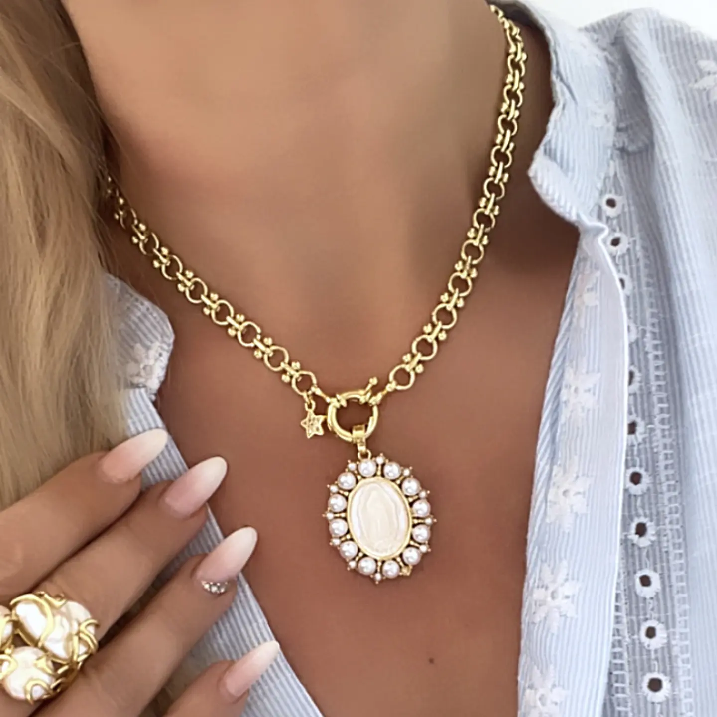 Collar Medalla Virgen Perlas de Rio Circones Gold 3