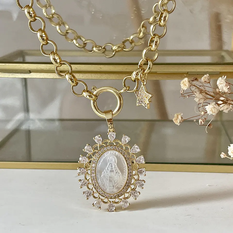 Collar Medalla Virgen Nácar y Cristales Gold  1