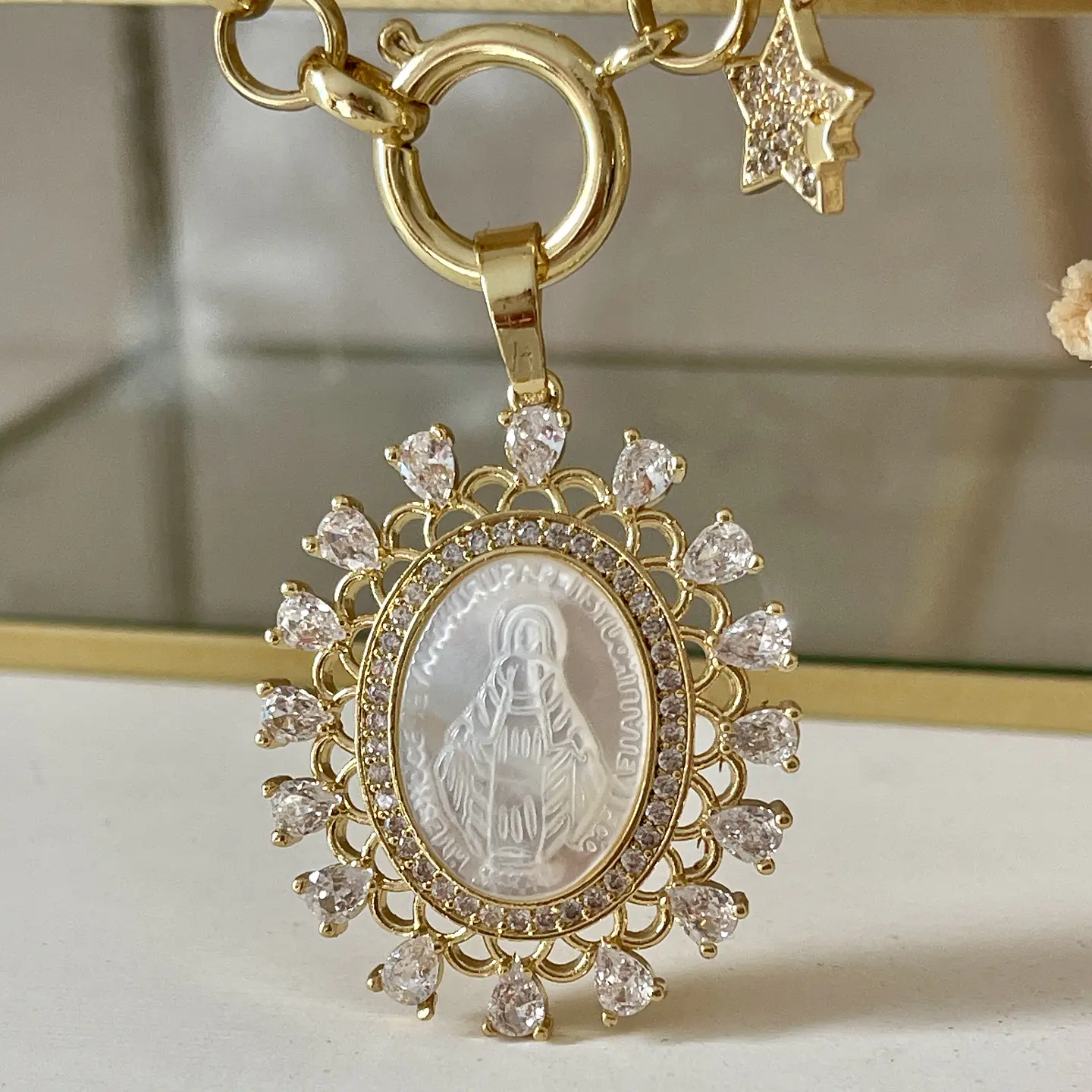 Collar Medalla Virgen Nácar y Cristales Gold  3