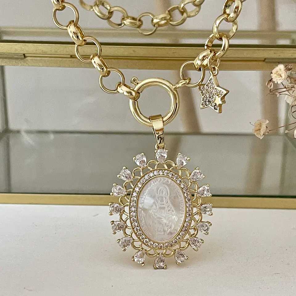 Collar Medalla Virgen Nácar y Cristales Gold  4