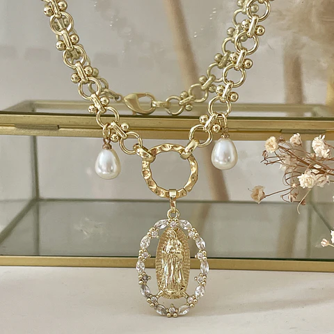 Collar Medalla Virgen  Cristales y Perlas Gold 