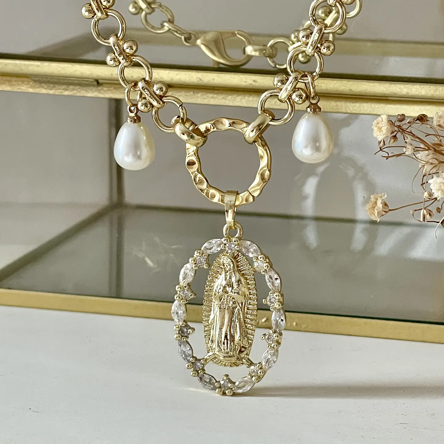 Collar Medalla Virgen  Cristales y Perlas Gold  3