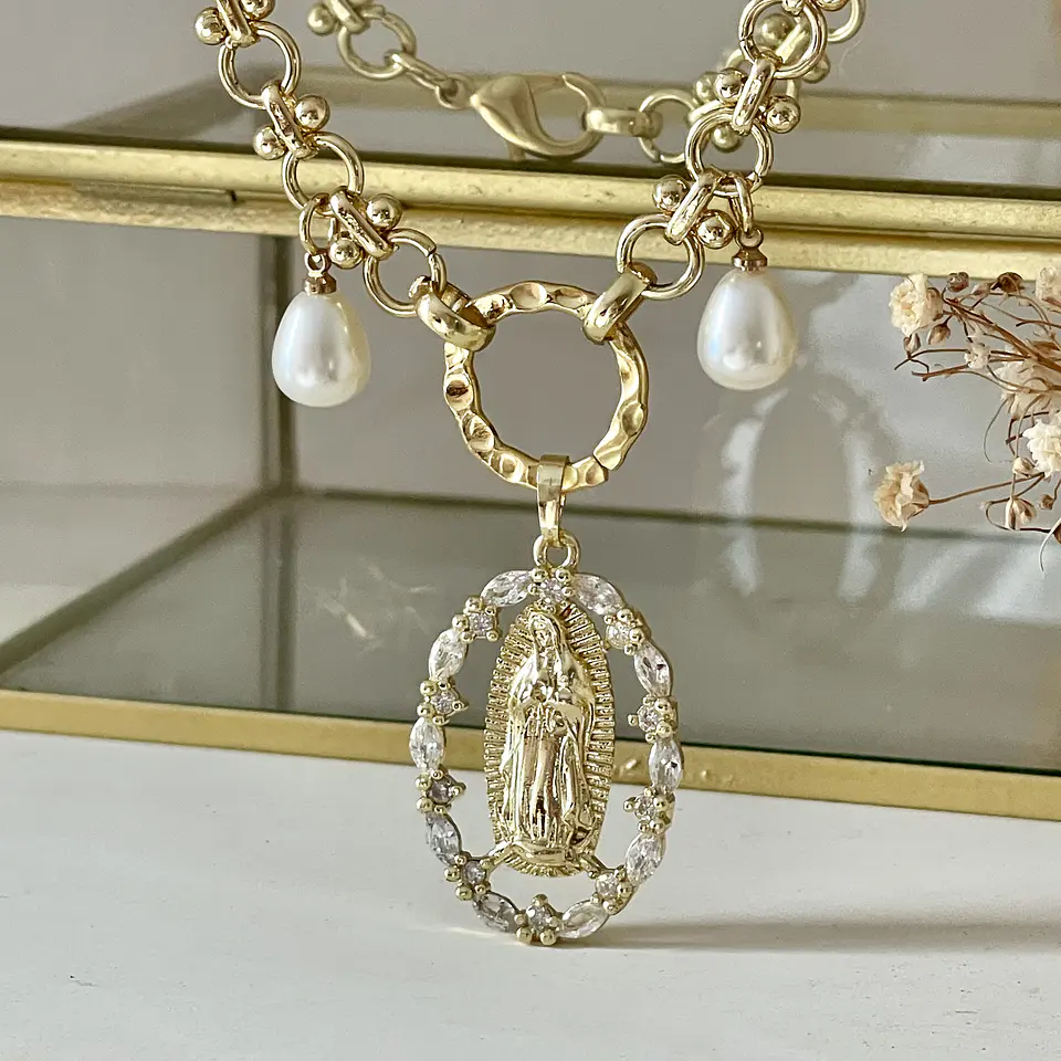 Collar Medalla Virgen  Cristales y Perlas Gold  3